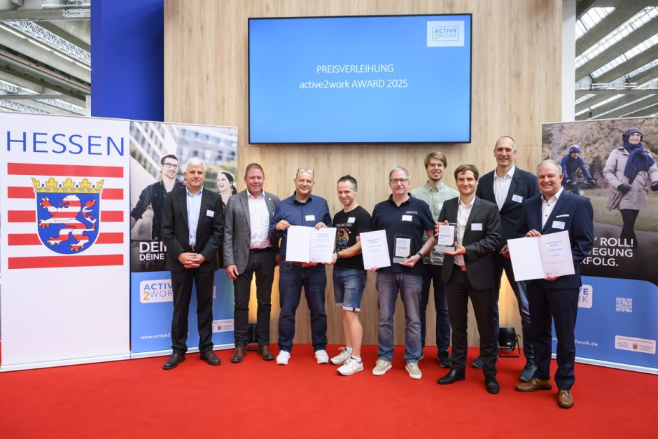 Preisträger des active2work Awards 2025 mit Urkunden und Pokalen
