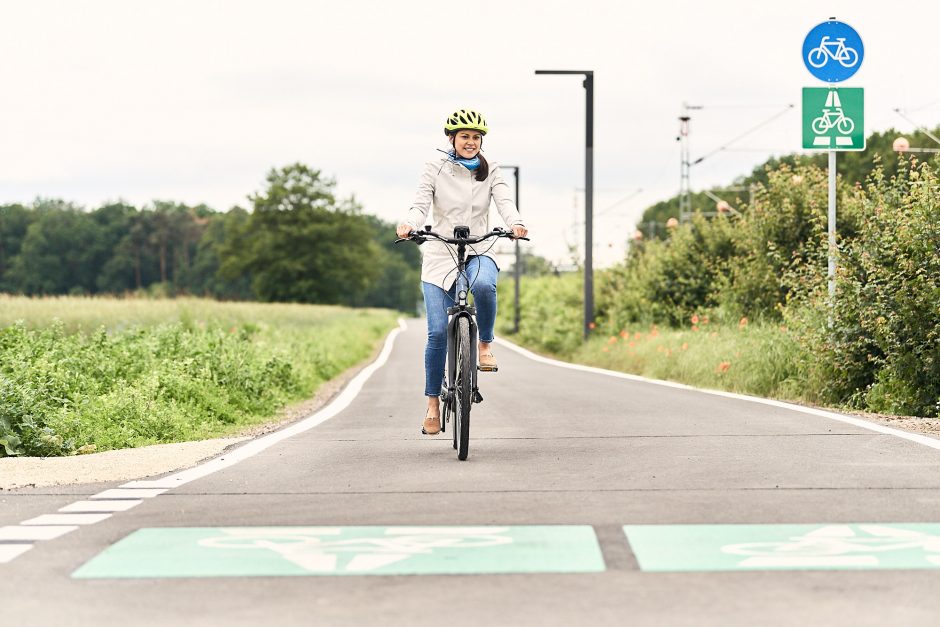 Radfahrerin unterwegs auf Radschnellweg