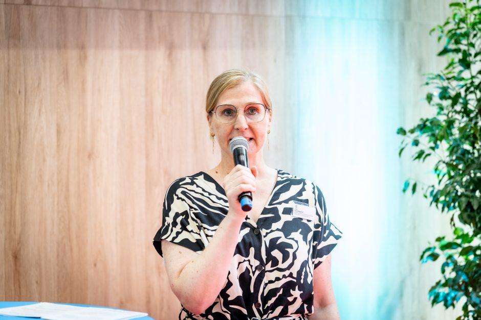Julia Wiegand vom HMWVW moderiert die Preisverleihung 