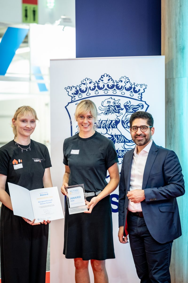 Wirtschafts- und Verkehrsminister Kaweh Mansoori überreicht Cerstin Zeizinger und Mirja Dorny von der Baugesellschaft Hanau GmbH den Award 2026 