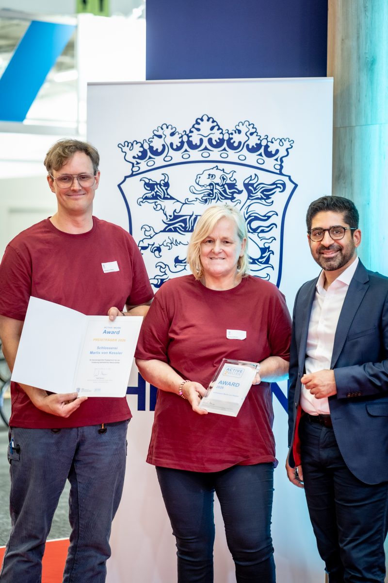 Wirtschafts- und Verkehrsminister Kaweh Mansoori überreicht Christoph von Kessler und Marlis von Kessler von der Schlosserei Marlis von Kessler den Award 2026 